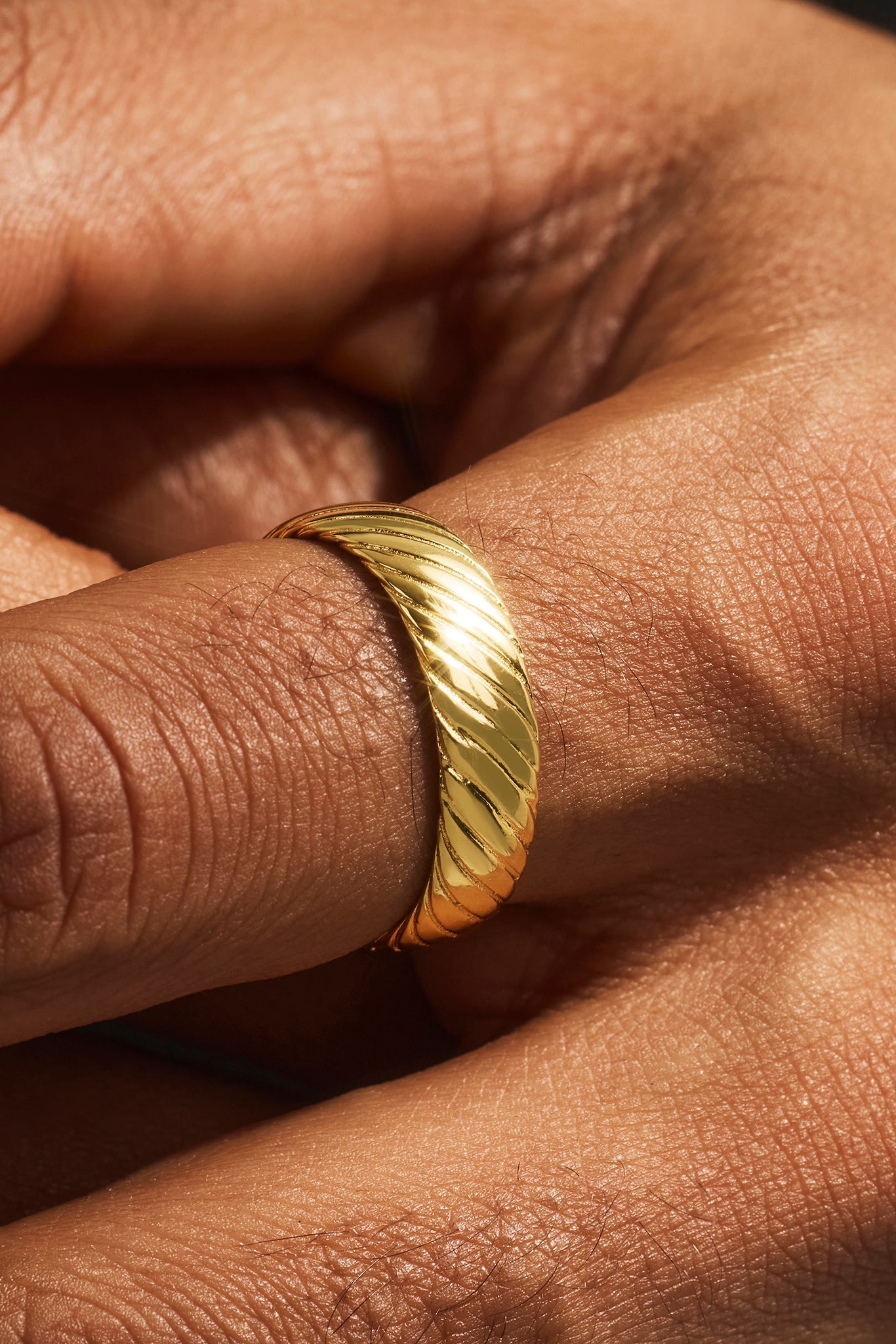 Polished Ribbed Band Ring - 6mm - Gold